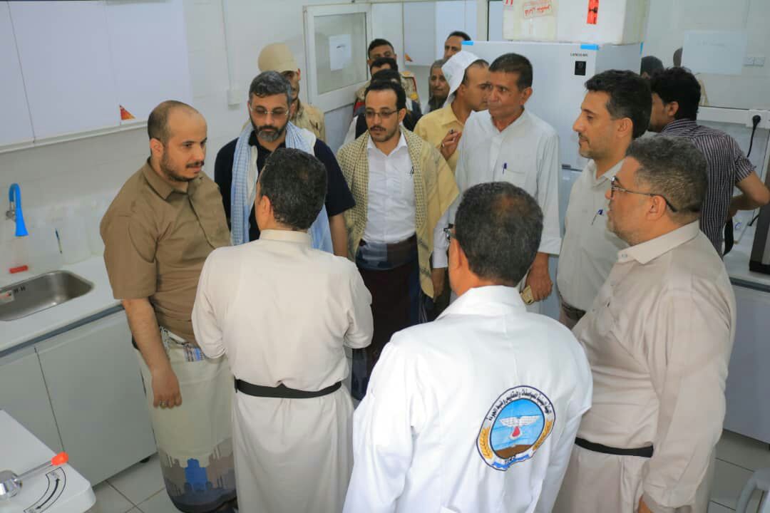 وزير الصناعة يتفقد العمل بالمختبر المركزي لهيئة المواصفات بالحديدة